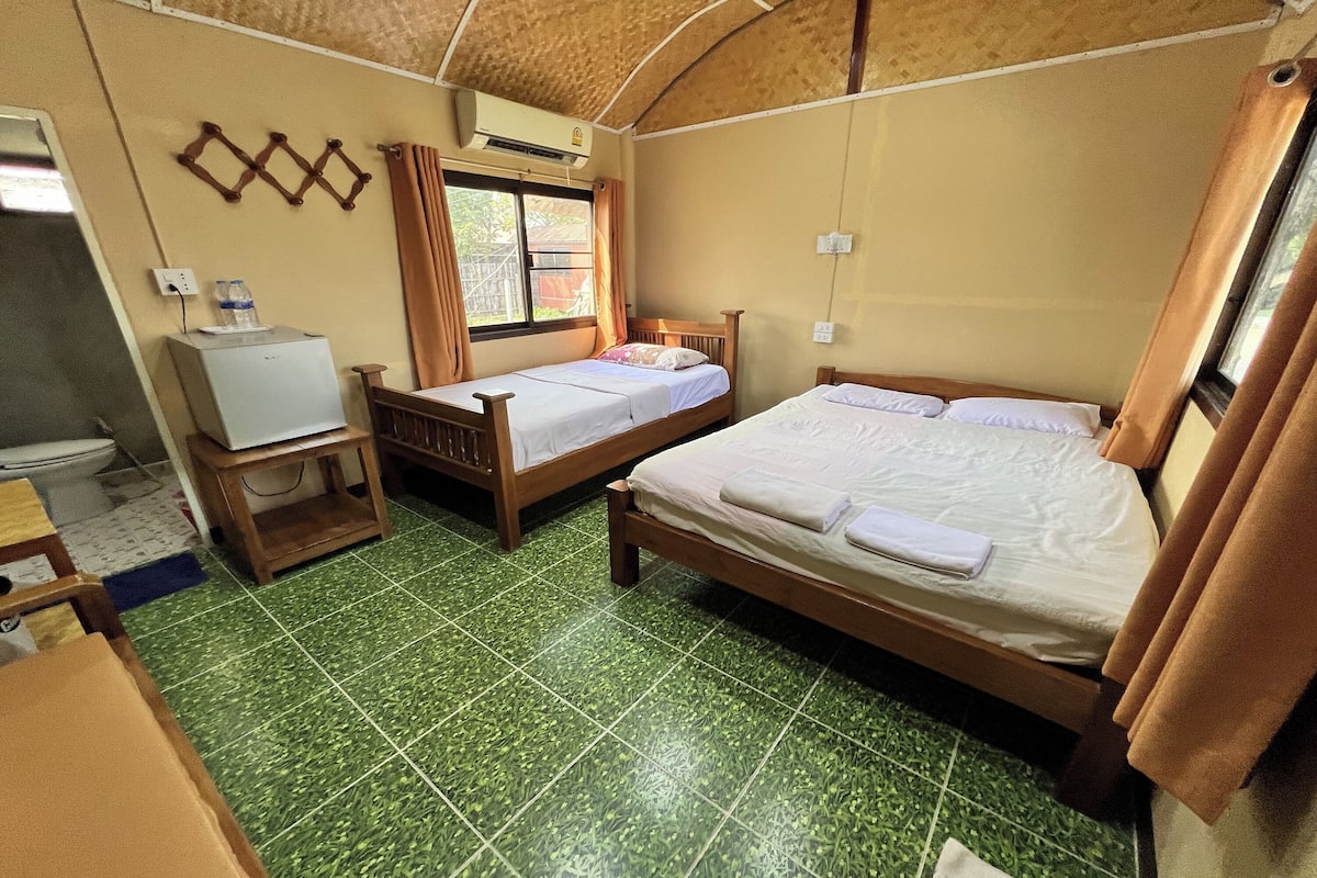 Escritorio, wifi gratis y ropa de cama