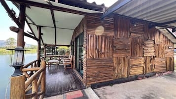 Phòng, quang cảnh hồ | Hiên