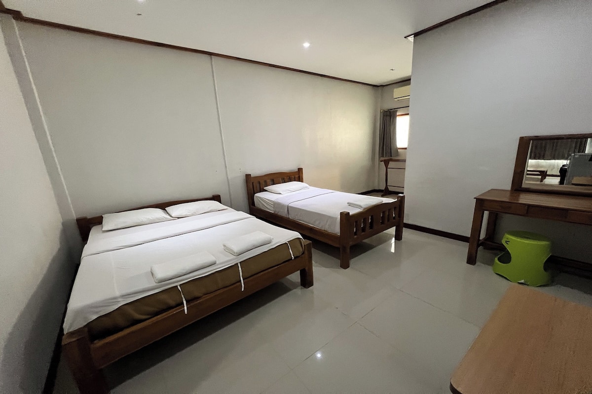 Habitación triple estándar | Escritorio, wifi gratis y ropa de cama