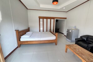 Desk, free WiFi, bed sheets - Rabiangmai Resort (Kanchanaburi)