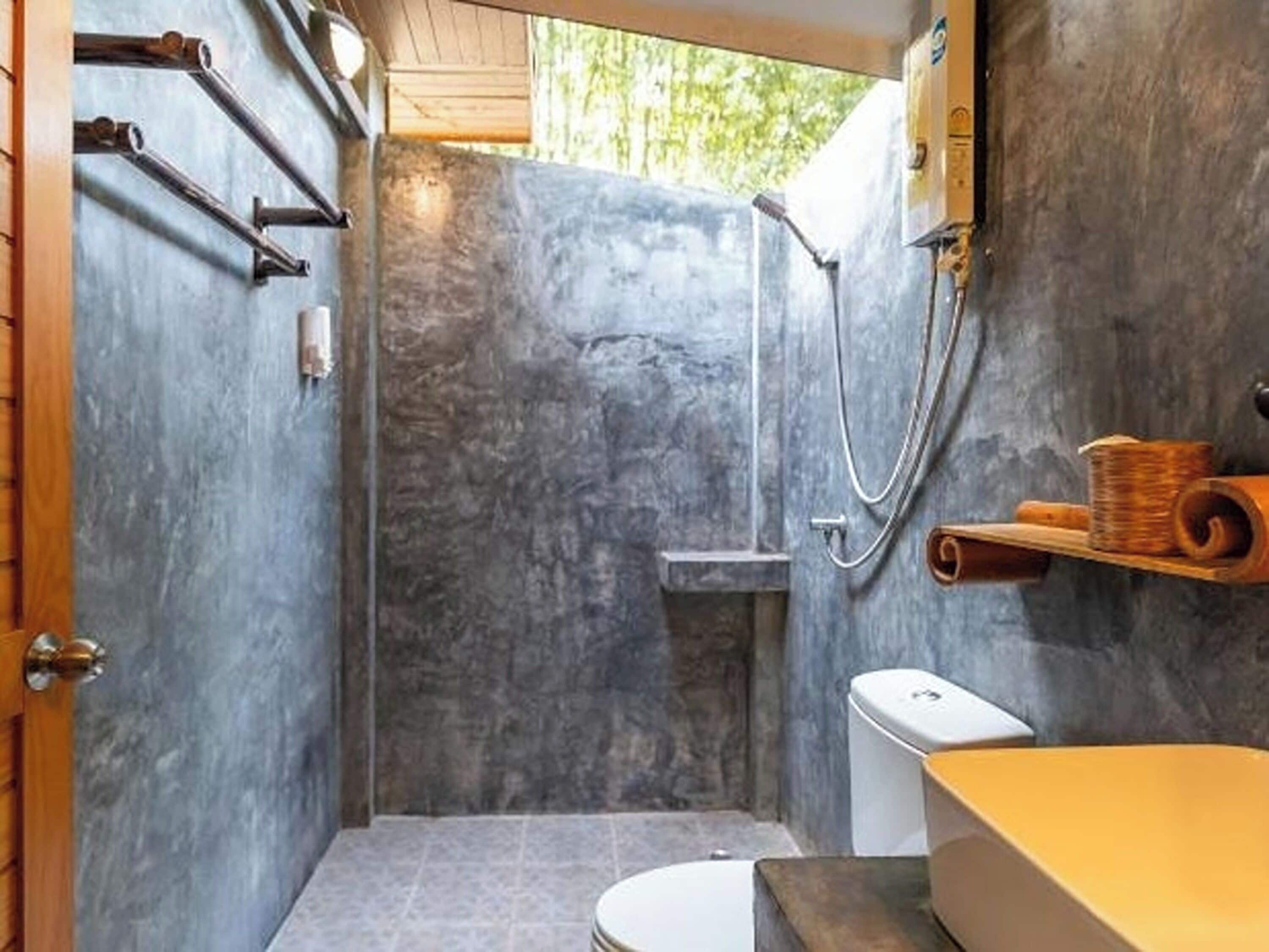 Habitación estándar, 1 cama de matrimonio | Baño | Ducha, artículos de higiene personal gratuitos y secador de pelo