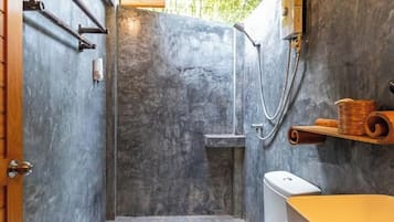 Habitación estándar, 1 cama de matrimonio | Baño | Ducha, artículos de higiene personal gratuitos y secador de pelo