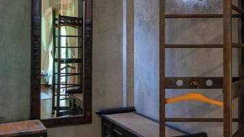 Standard Room, 1 Queen Bed | Free WiFi, bed sheets