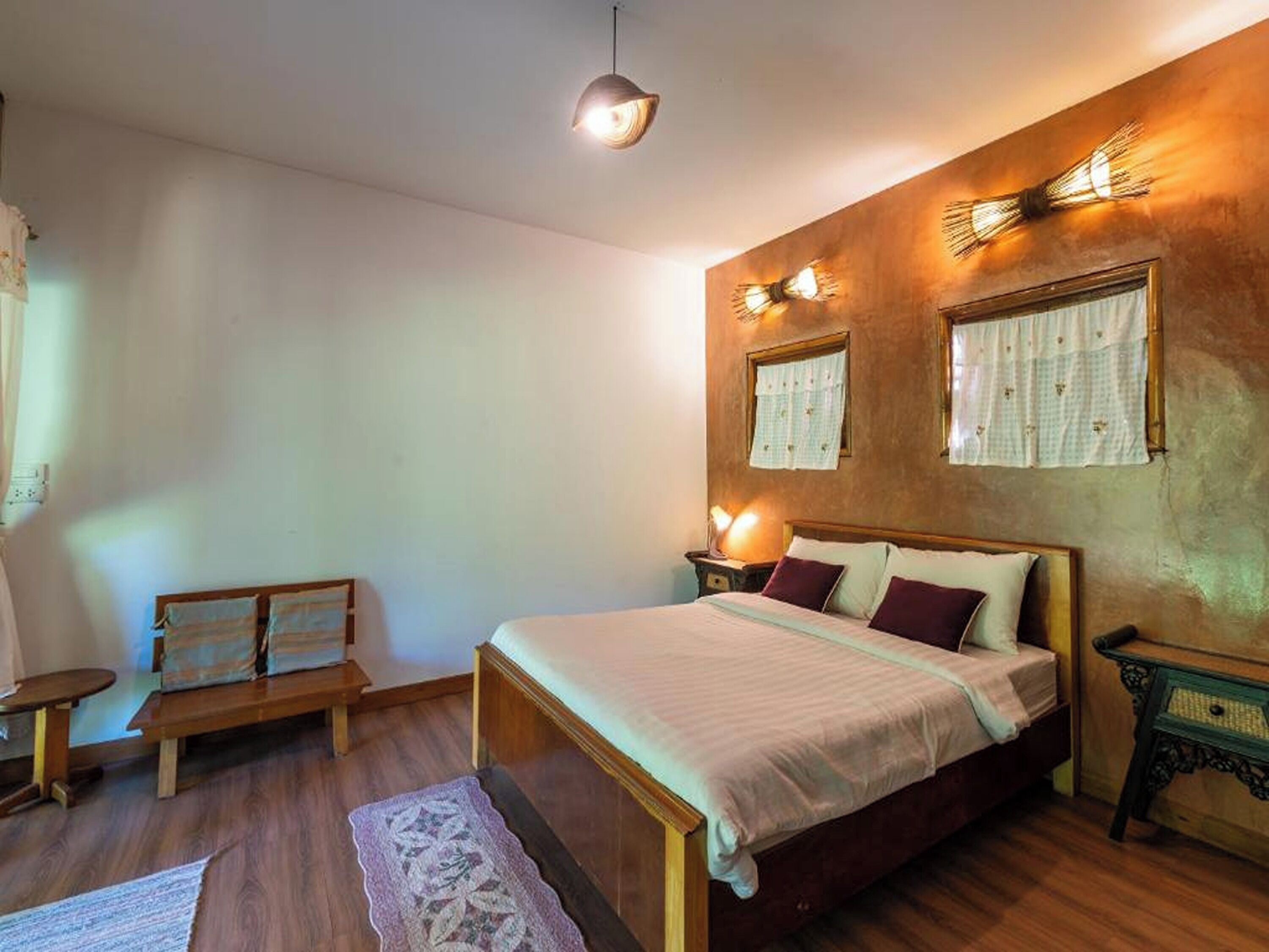 Standard Room, 1 Queen Bed | Free WiFi, bed sheets