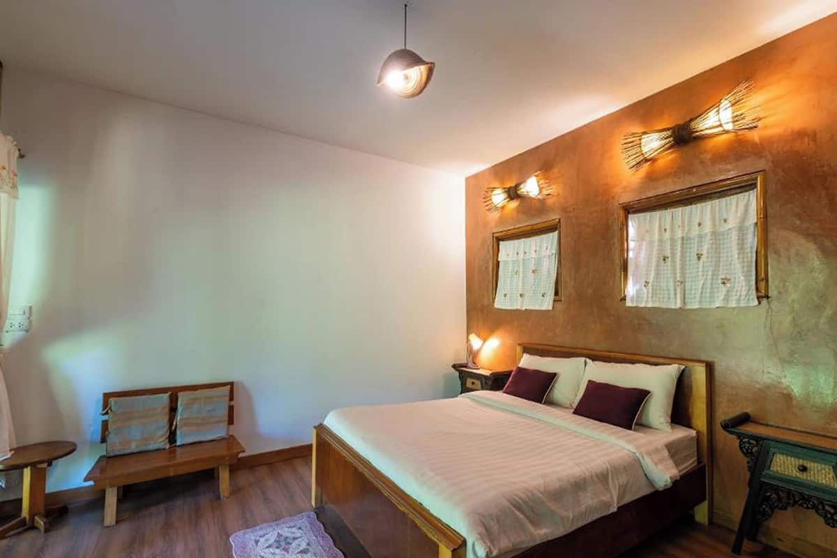 Standard Room, 1 Queen Bed | Free WiFi, bed sheets