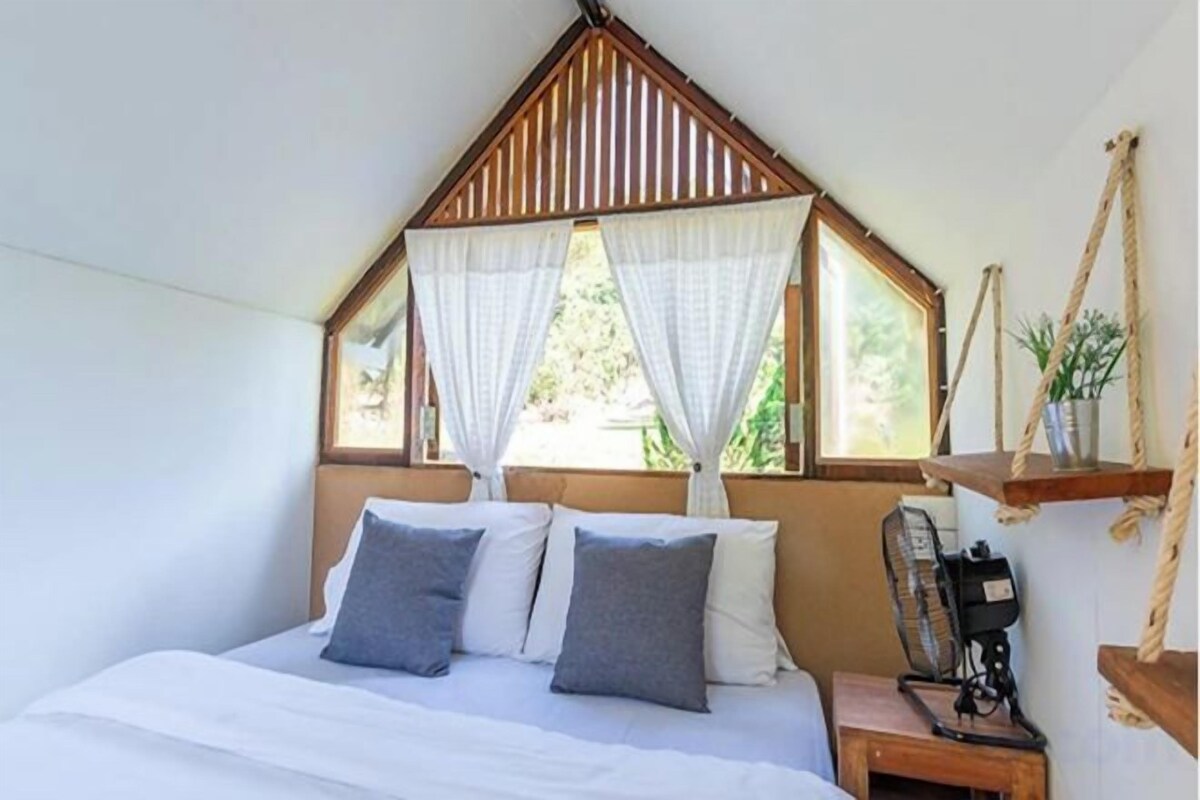 WiFi (free), bed sheets