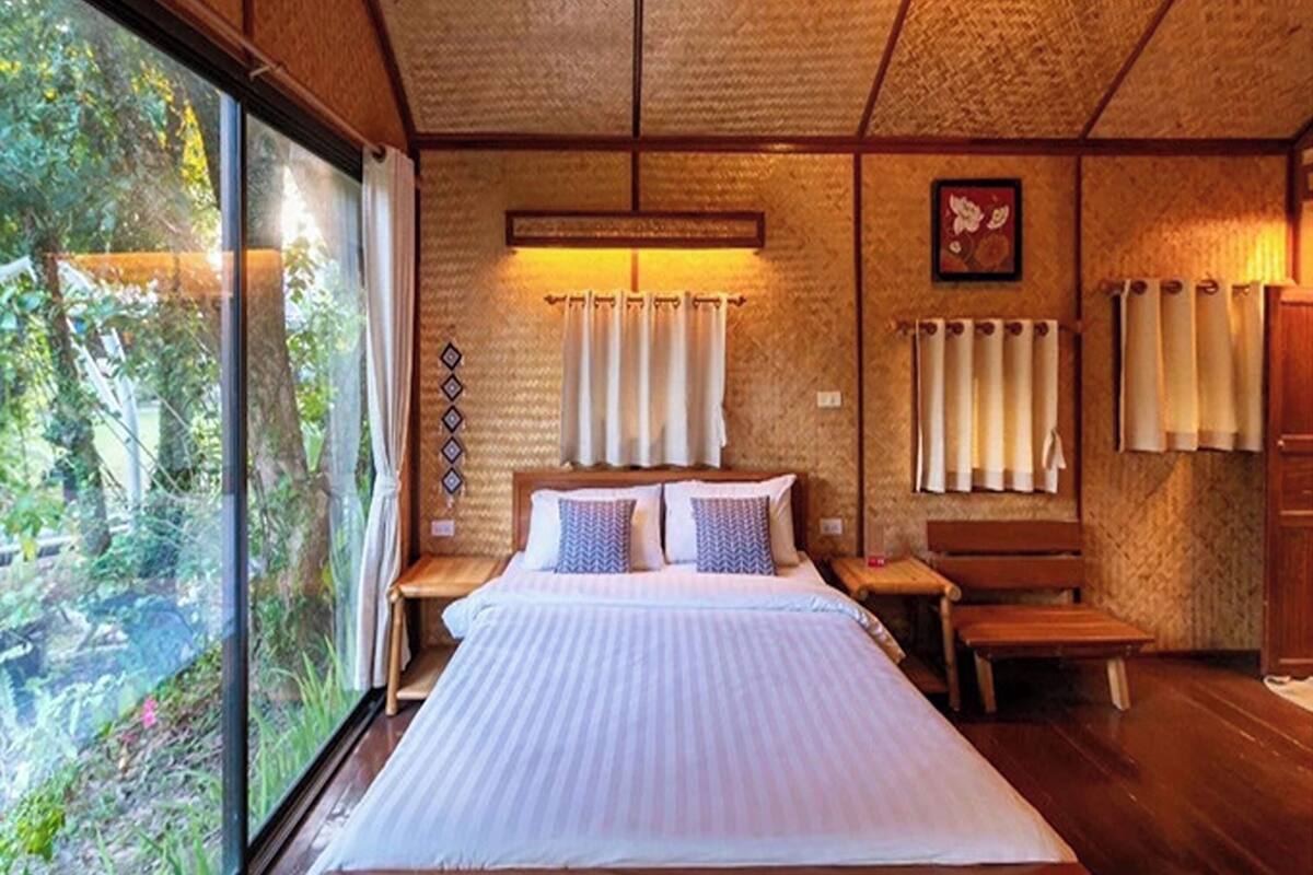 Cottage | Free WiFi, bed sheets