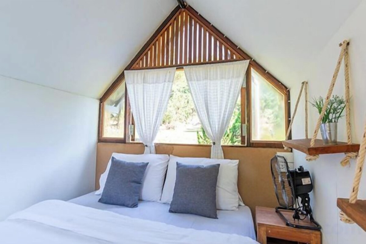 WiFi (free), bed sheets