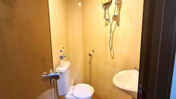 Deluxe Room | Bathroom | Shower, rainfall showerhead, free toiletries, towels