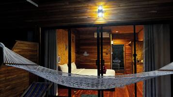 Exclusive Triple Room | Desk, rollaway beds, bed sheets