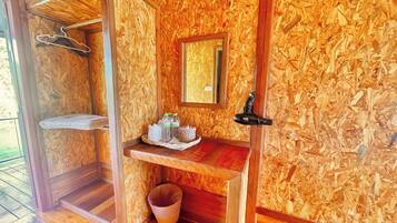 Triple Room | Desk, rollaway beds, bed sheets