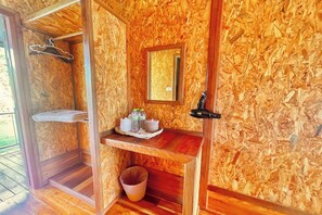 Triple Room | Desk, rollaway beds, bed sheets