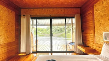 Habitación exclusiva doble | Escritorio, camas supletorias, ropa de cama