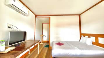 Bungalow | Desk, rollaway beds, bed sheets