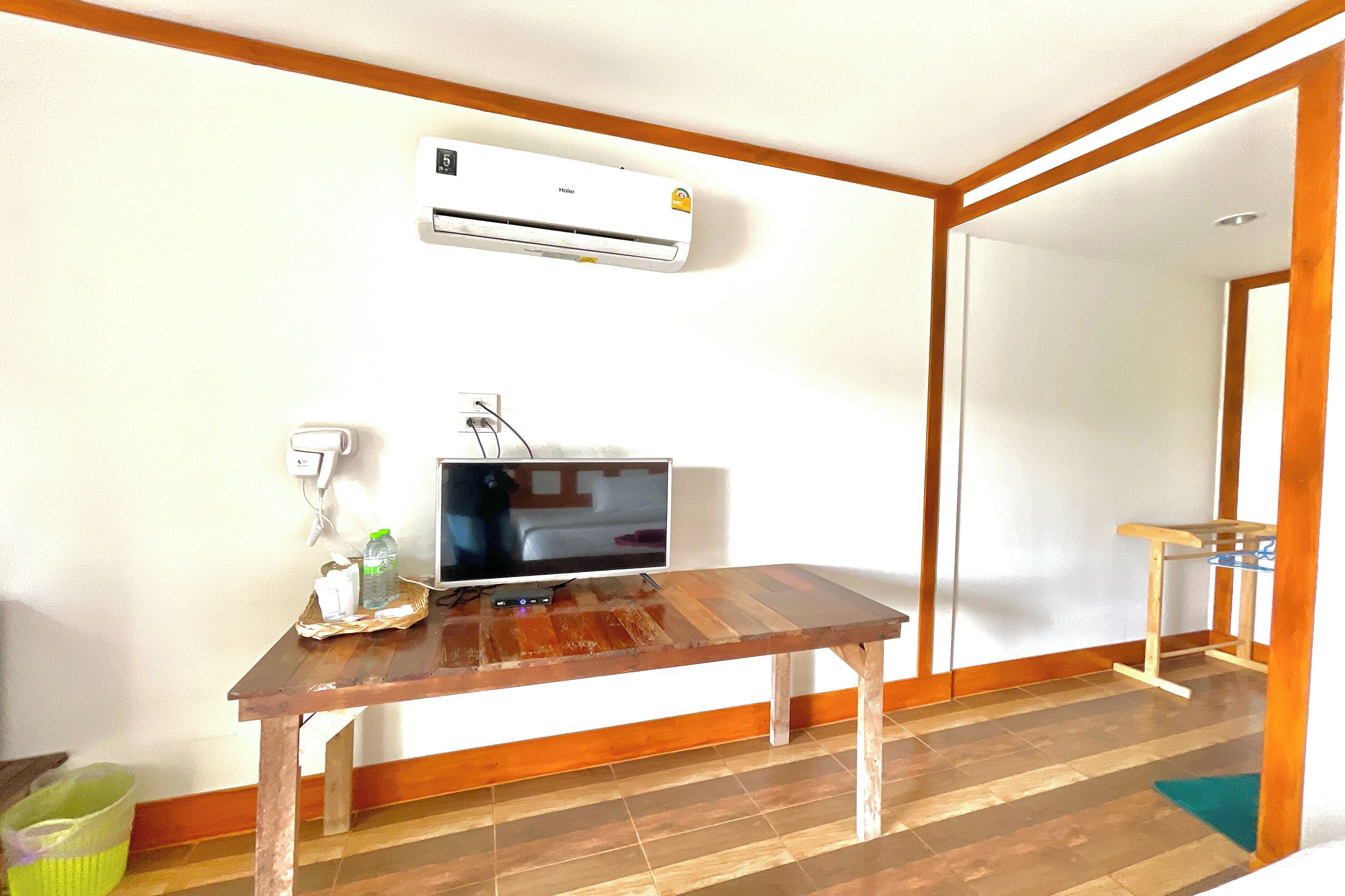 Bungalow | Desk, rollaway beds, bed sheets