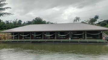 Exclusive Triple Room | Desk, rollaway beds, bed sheets