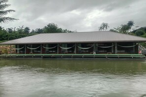 Phòng 3 Exclusive | Bàn, giường gấp/giường phụ (phụ phí), bộ trải giường 