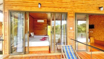 Quarto triplo | Escrivaninha, camas extras/dobráveis (sobretaxa), roupa de cama