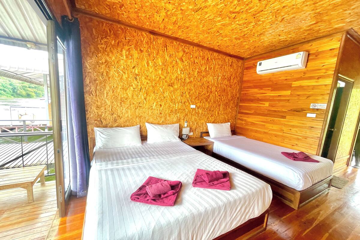 Driepersoonskamer | Een bureau, gratis wifi, beddengoed