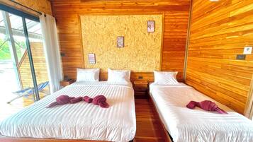 Triple Room | Desk, rollaway beds, bed sheets