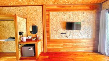 Triple Room | Desk, rollaway beds, bed sheets