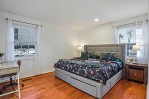 4 quartos, escrivaninha, ferros/tábuas de passar roupa