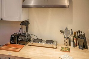Kühlschrank, Mikrowelle, Toaster, Kochgeschirr/Geschirr/Besteck