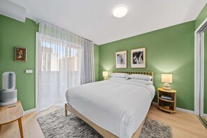 1 bedroom, desk, iron/ironing board, WiFi - Braddon Retreat: Spacious 1-Bed with Parking (Braddon)