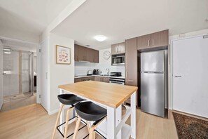 Fridge, microwave, oven, stovetop - Braddon Retreat: Spacious 1-Bed with Parking (Braddon)