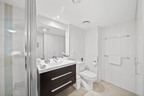Douche, sèche-cheveux, serviettes fournies, shampoing