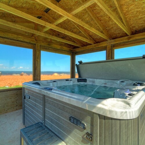 Waterfront Haven- Hot Tub- Kayak Access- 7 minutes from Summerside