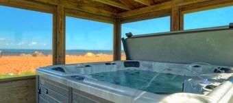 Waterfront Haven- Hot Tub- Kayak Access- 7 minutes from Summerside