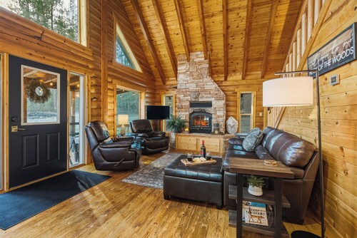 Cozy Log Cabin Retreat INSIDE Riverside State Park located directly on trail 25!