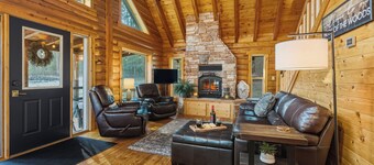 Cozy Log Cabin Retreat INSIDE Riverside State Park located directly on trail 25!