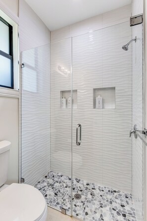 Shower, hair dryer, towels, soap - Private East Naples Retreat • Gated Drive • Screened Lanai • Peaceful Setting (Naples)