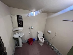 Deluxe-Doppelzimmer | Badezimmer | Kostenlose Toilettenartikel, Handtücher, Seife, Shampoo