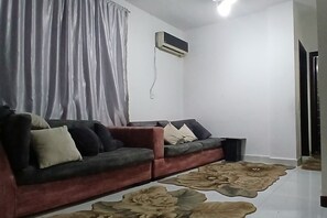 TV, books - شقة فاخرة مفروشة للايجار غرفتين حدائق أكتوبر خطوات إلى أهرامات الجيزة و مول مصر (Giza Governorate)