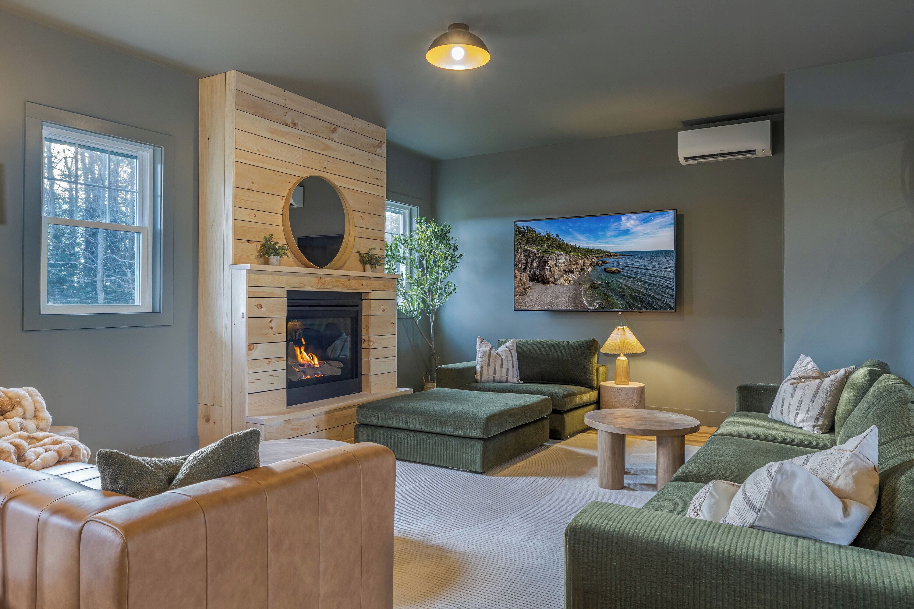 Smart TV, lareira, videogames, mesa de pingue-pongue