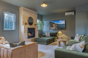 Smart TV, lareira, videogames, mesa de pingue-pongue