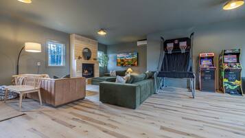 Smart-TV, Kamin, Videospiele, Tischtennisplatte