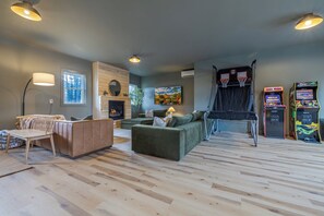 Smart-TV, Kamin, Videospiele, Tischtennisplatte