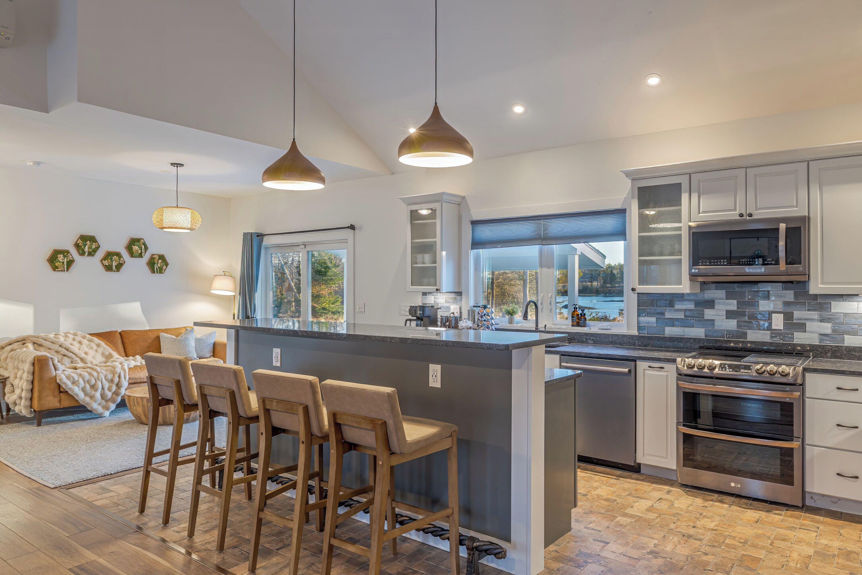 Geladeira, micro-ondas, fogão, cooktop