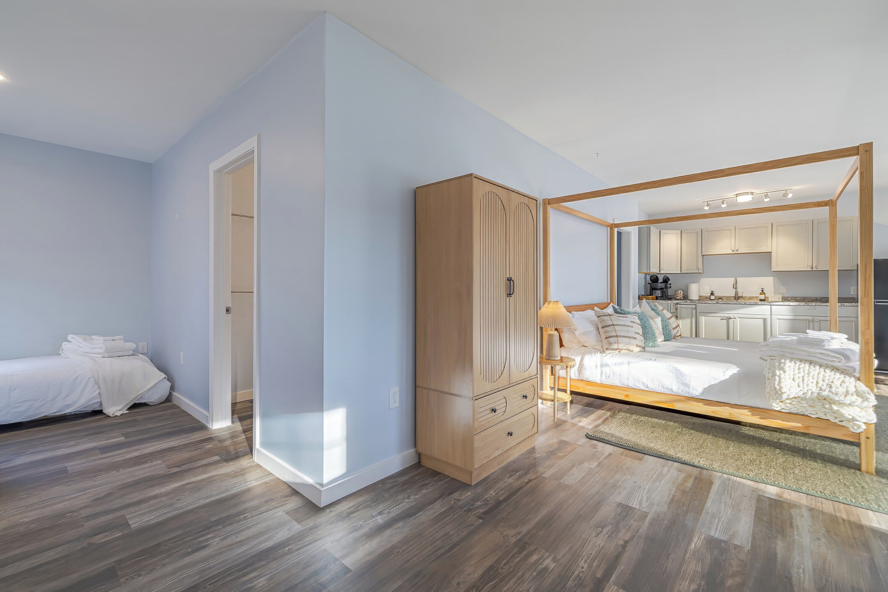 Tabla de planchar con plancha, wifi gratis, ropa de cama