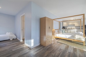 Tabla de planchar con plancha, wifi gratis y ropa de cama 