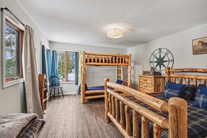 6 bedrooms, desk, iron/ironing board, free WiFi