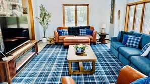 Smart-tv, eldstad, tv-spel och böcker