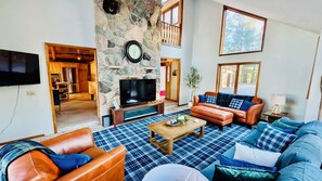 Smart TV, lareira, videogames, livros