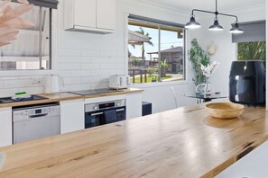 Fridge, microwave, oven, stovetop - 3-Bed Coastal Retreat in Central Margate (Margate)