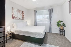 3 chambres, fer et planche à repasser, Wi-Fi, draps fournis