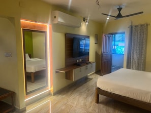 Junior Suite | Hypo-allergenic bedding, desk, free WiFi, bed sheets - White Yellow Residency (Puducherry)